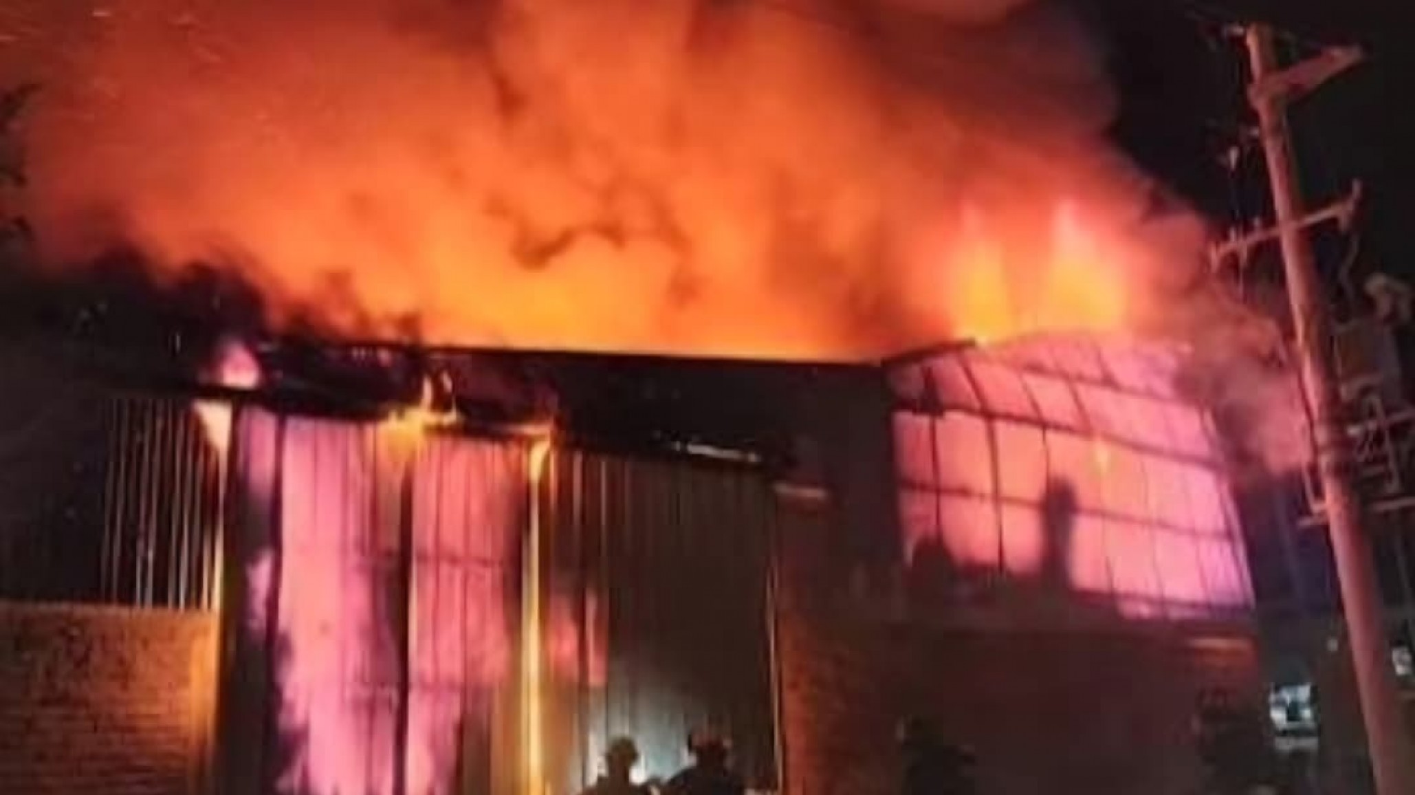 Incendio por cortocircuito en Km 8: una pareja y sus tres hijas menores lograron escapar, el padre sufrió quemaduras