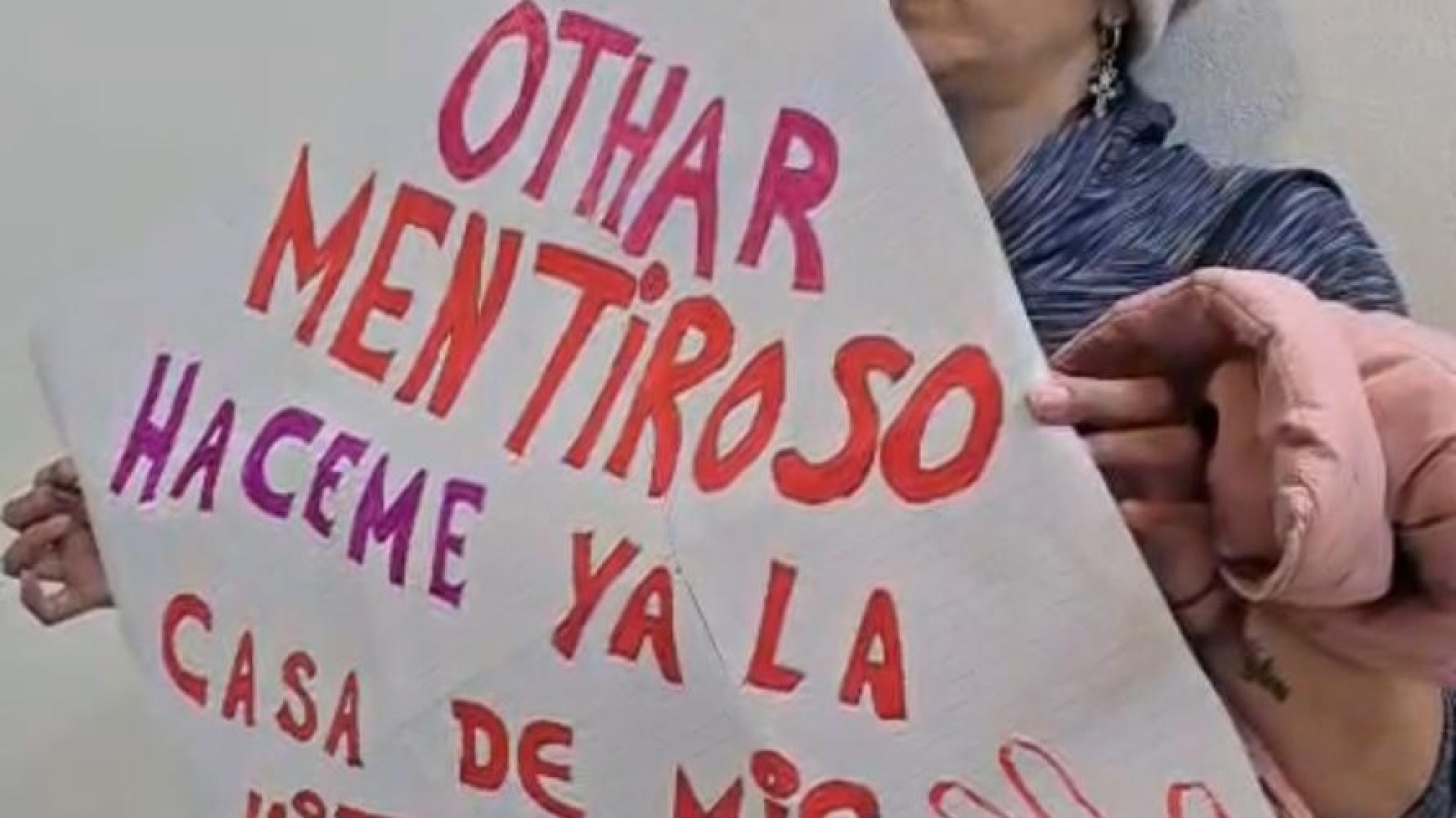 Perdió todo en un incendio y pide una vivienda digna para sus hijas: "Estamos durmiendo en una carpa"