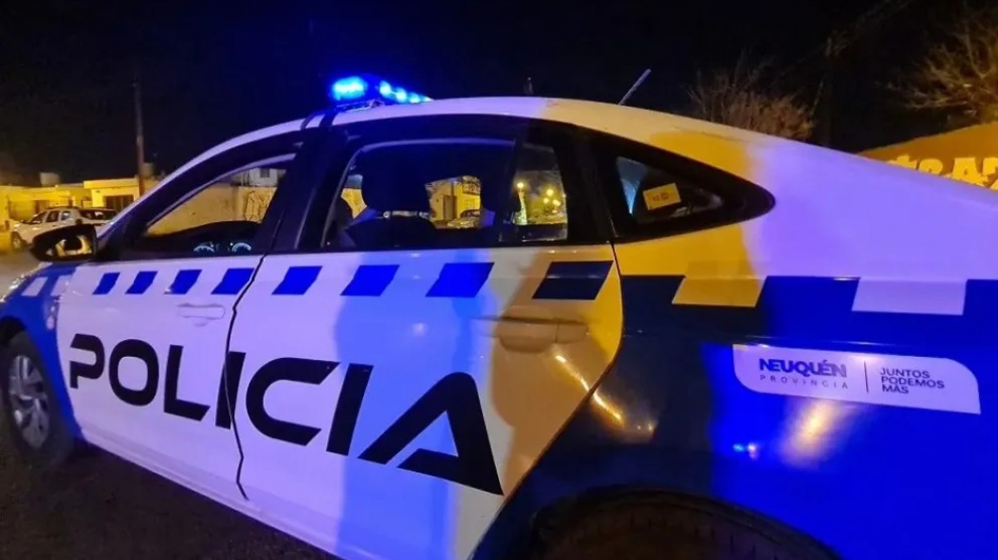 Mataron a puñaladas a un joven en Centenario: investigan una violenta pelea en la vía pública