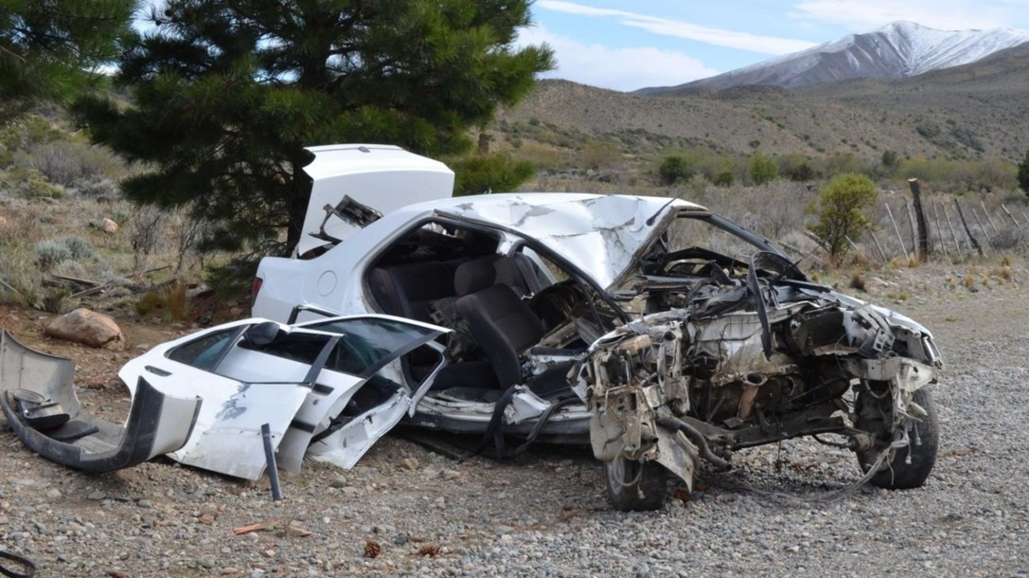 Fuerte accidente en Esquel: un auto chocó contra un árbol y tres jóvenes fueron derivados al hospital