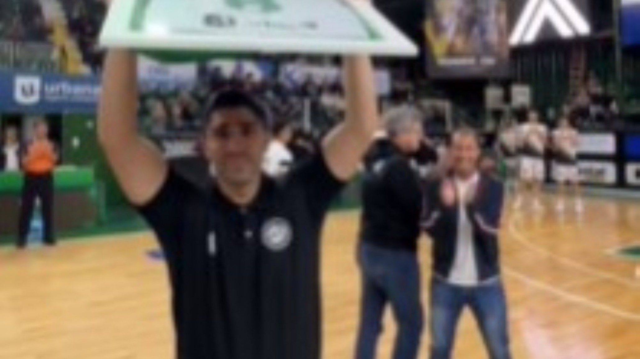 Reconocimiento a Martín Villagrán en la previa del partido en Comodoro