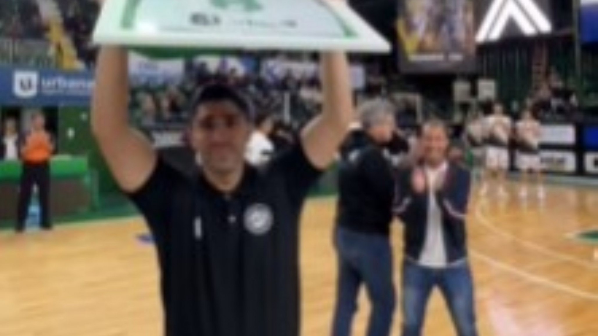 Reconocimiento a Martín Villagrán en la previa del partido en Comodoro