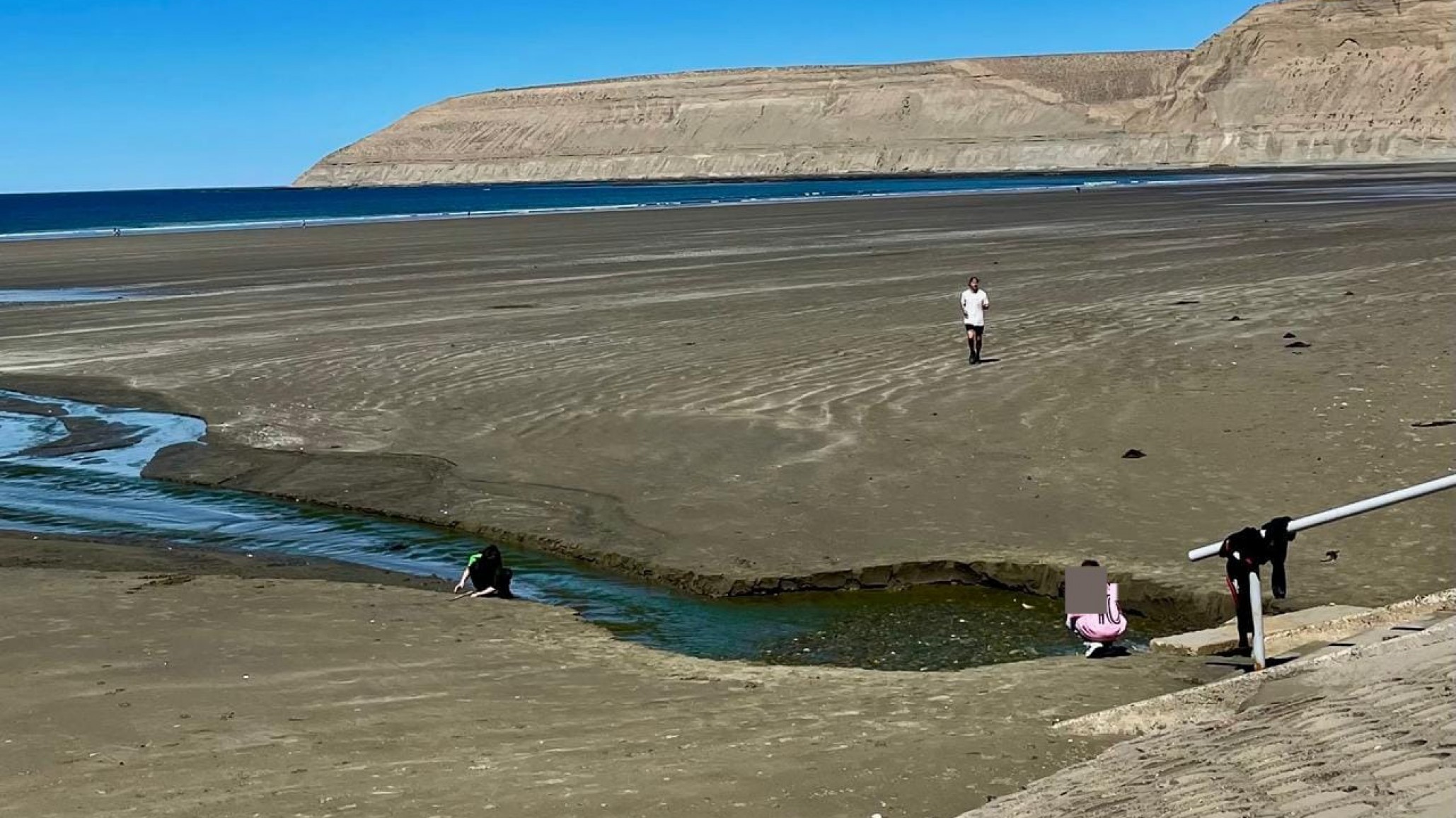 Rada Tilly: ¡Peligro! Niños jugando en la descarga de aguas servidas