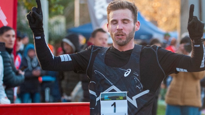 Laureano Rosa ganó los 21K de New Balance Comodoro con un tiempo de 1:07