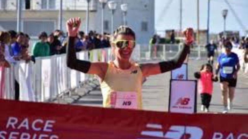 Laureano Rosa y Luján Urrutia se coronaron en los 21K New Balance Comodoro