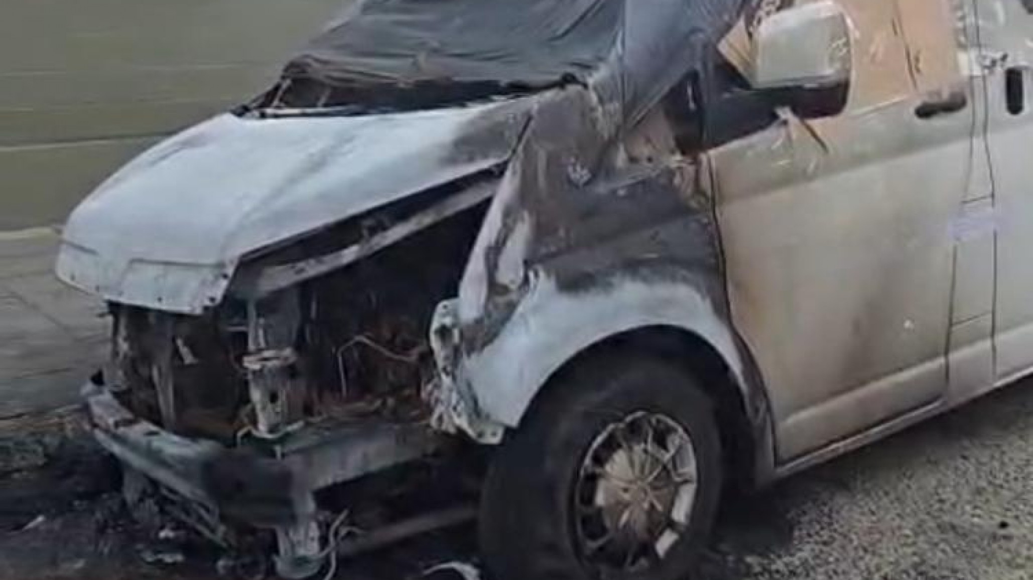 "Un sujeto arrojó un líquido inflamable y lo encendió": investigan el incendio de la camioneta usada en el tiroteo