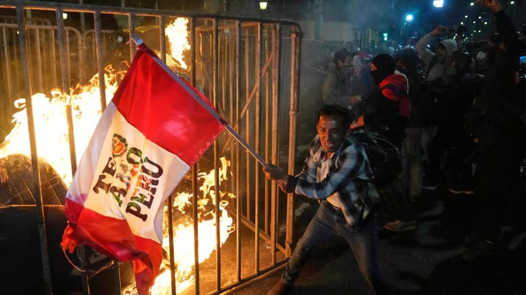 Un muerto y más de 100 heridos en Perú: el gobierno declaró estado de emergencia