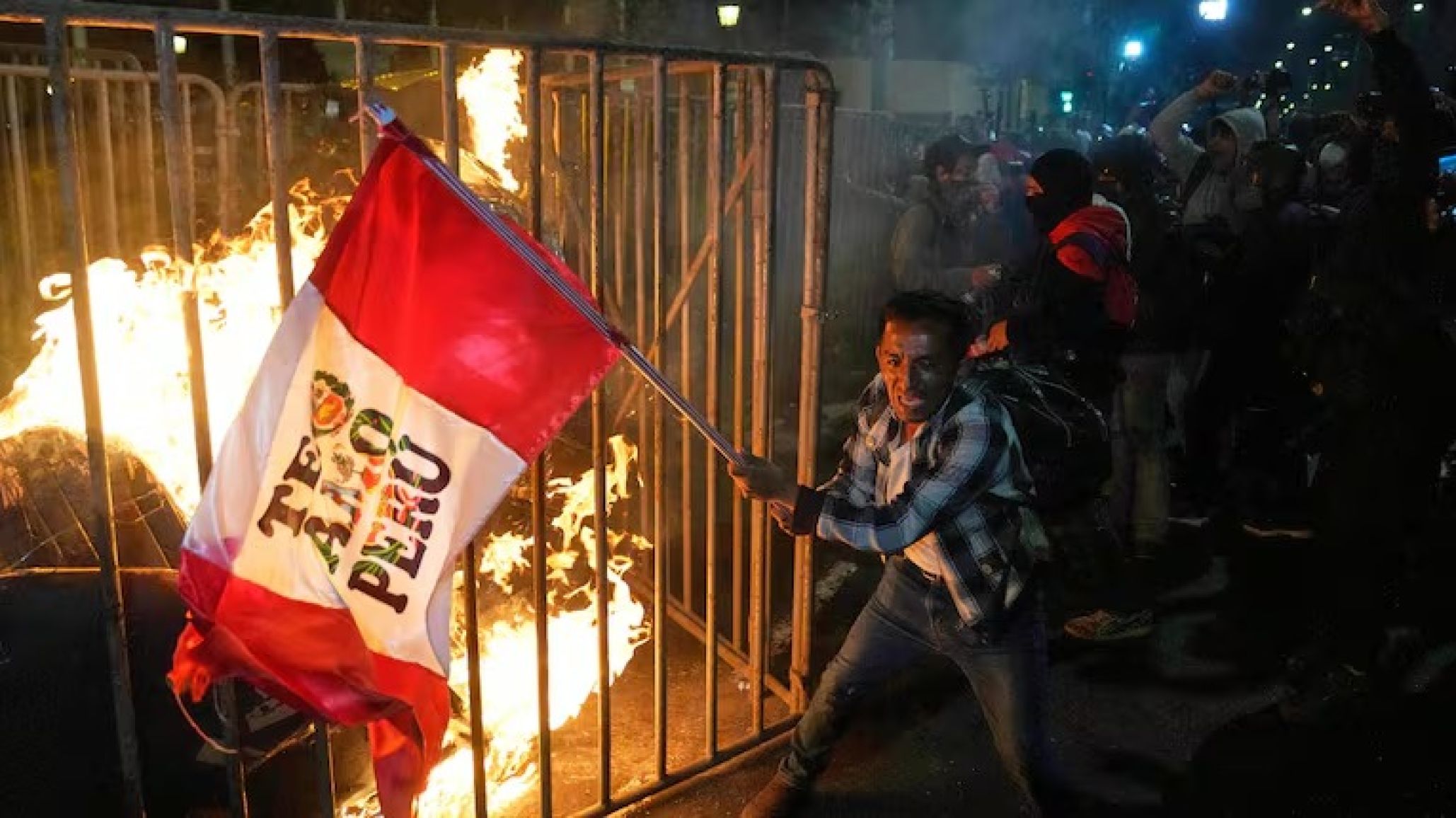 Un muerto y más de 100 heridos en Perú: el gobierno declaró estado de emergencia