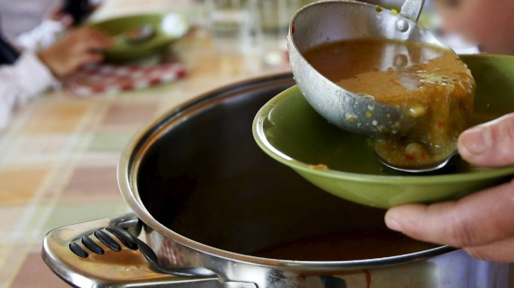 Urgente: Un comedor de Comodoro realiza una colecta de verduras y caldos para comidas diarias