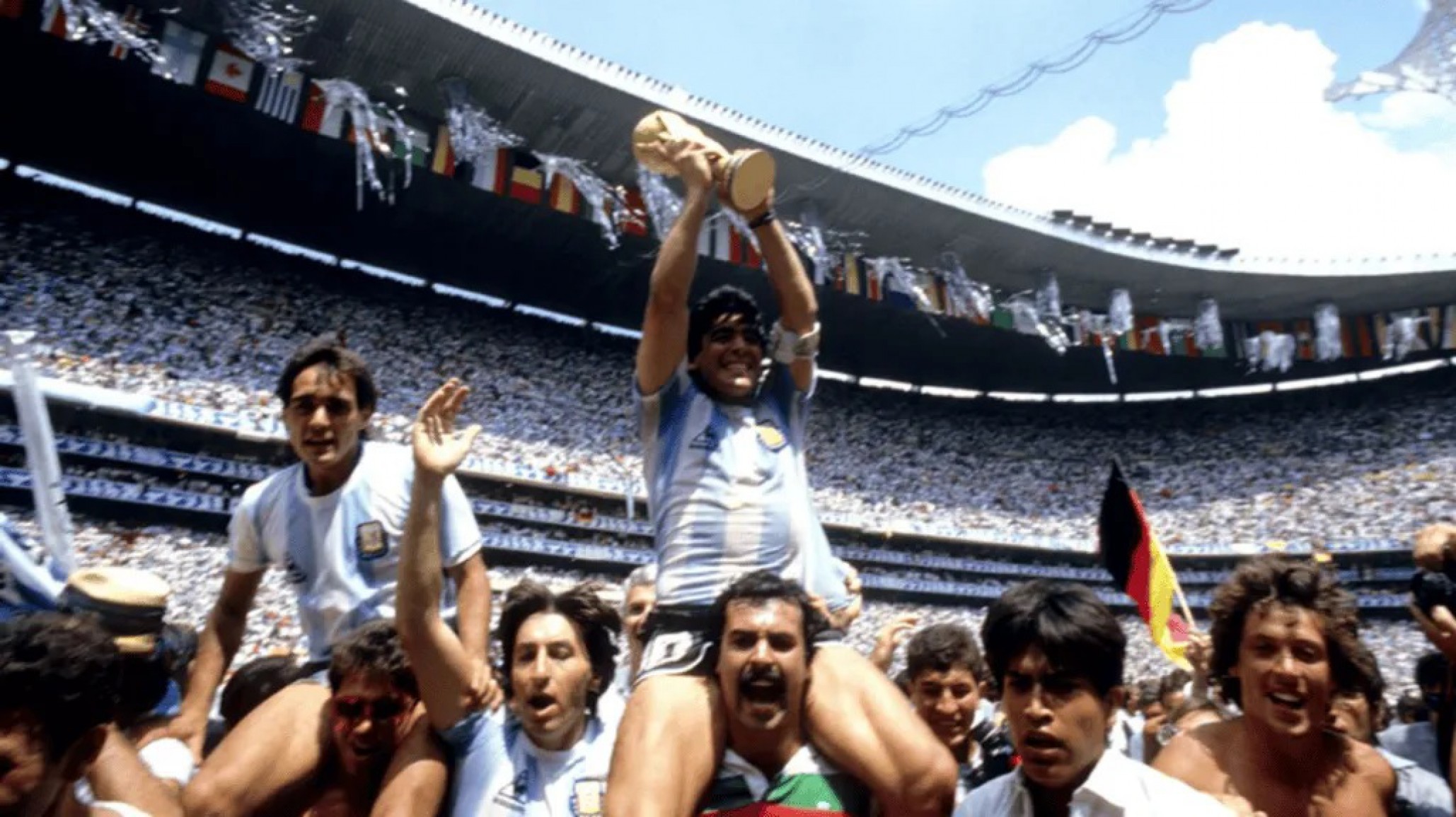 Murió Roberto Cejas, el hincha que levantó a Maradona en México '86
