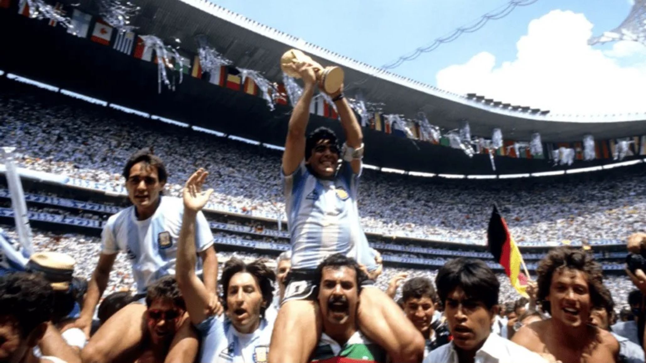 Murió Roberto Cejas, el hincha que levantó a Maradona en México '86