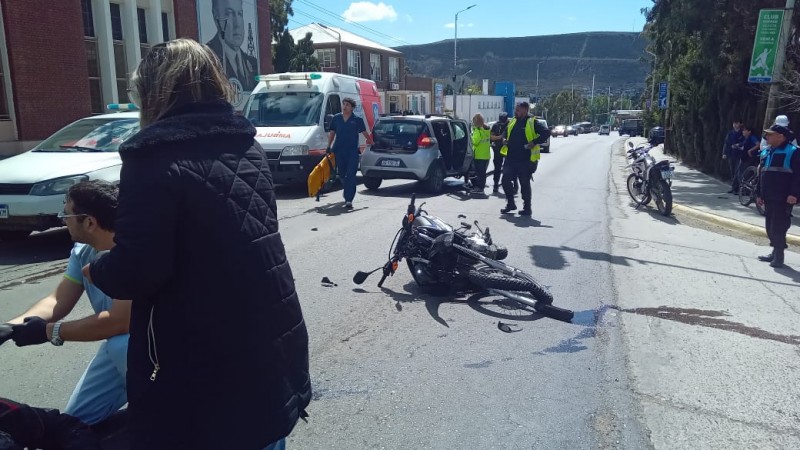 Choque en Km.3: un motociclista fue trasladado al Hospital Regional