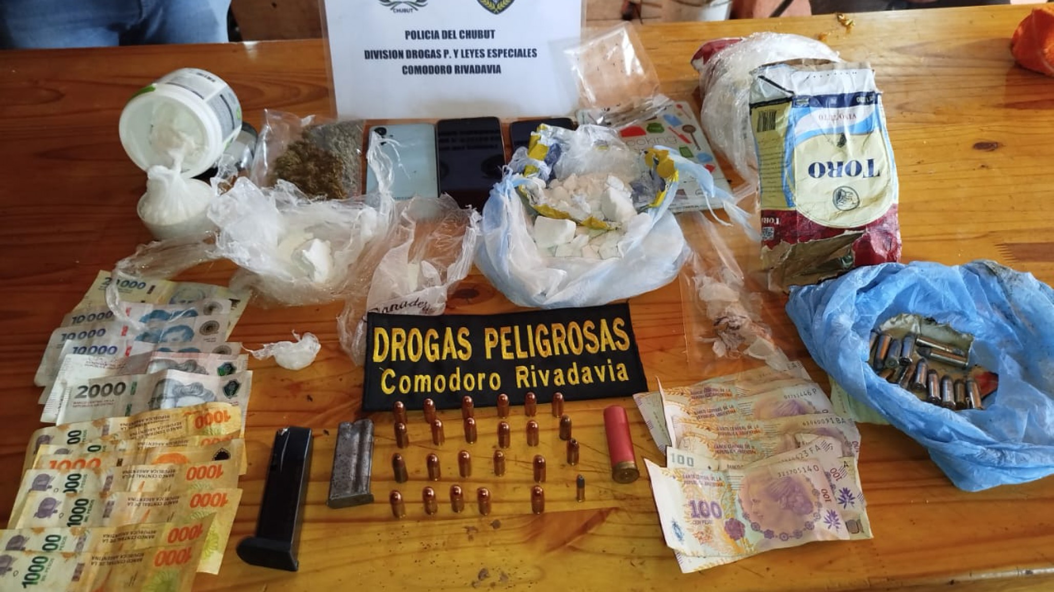 Desbarataron tres puntos de venta en distintos allanamientos: secuestraron droga, dinero y armas