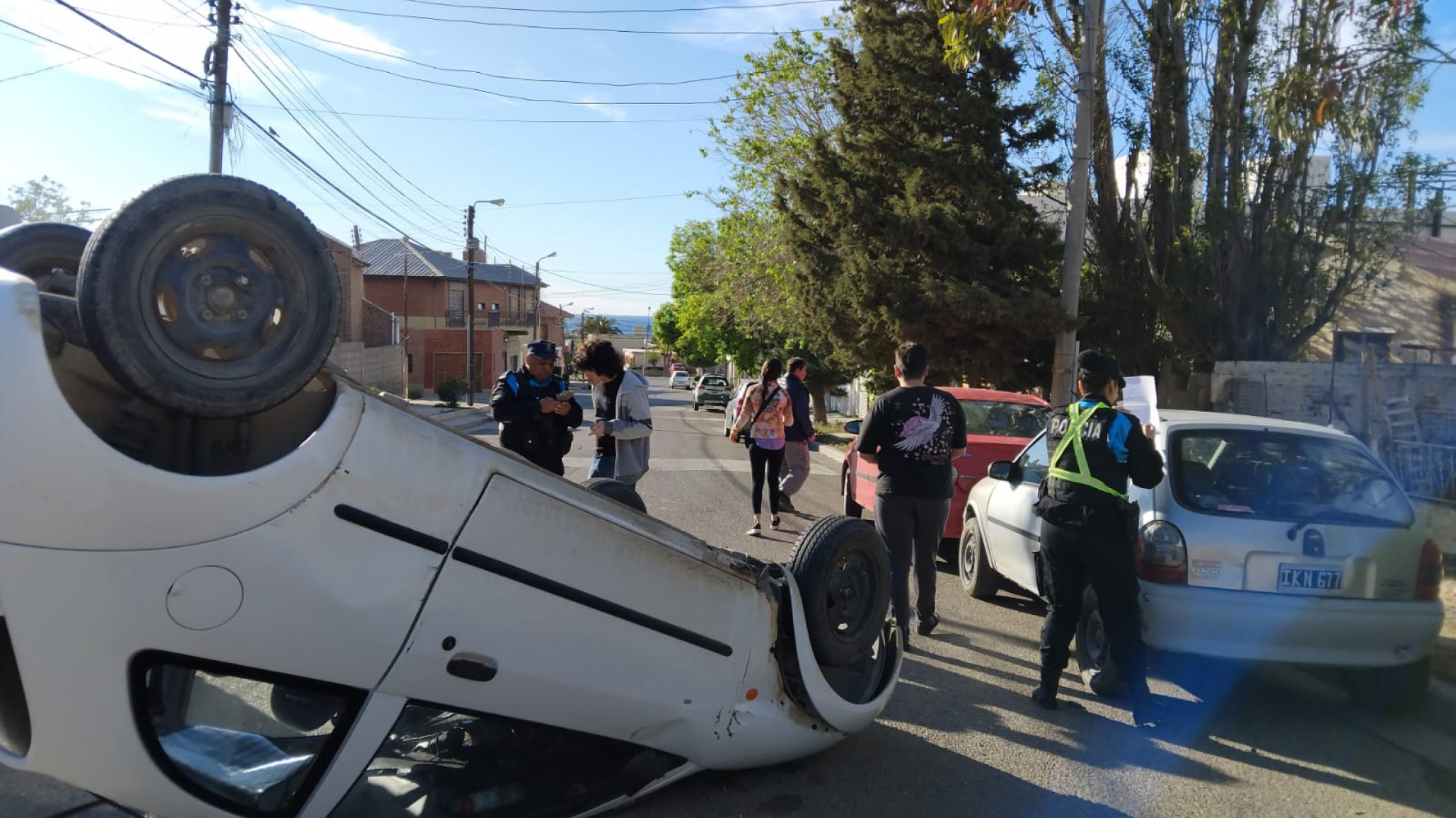 Perdió el control y volcó tras chocar dos autos estacionados en Mosconi