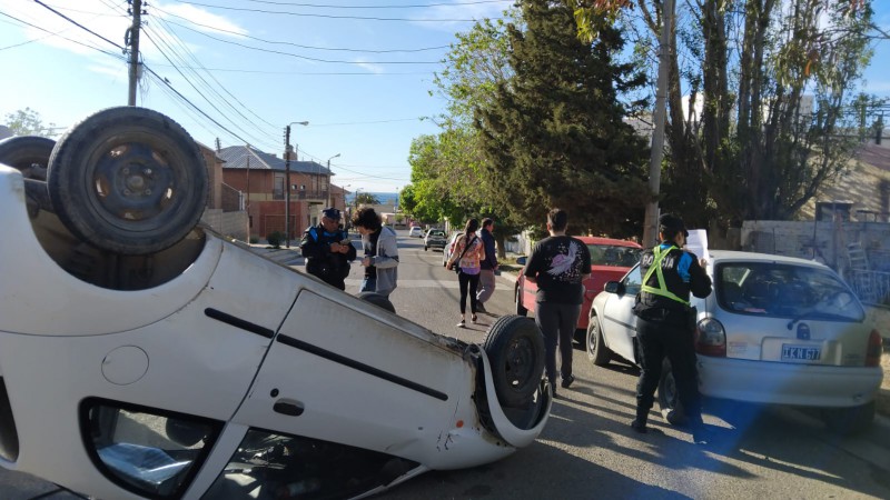 Perdió el control y volcó tras chocar dos autos estacionados en Mosconi
