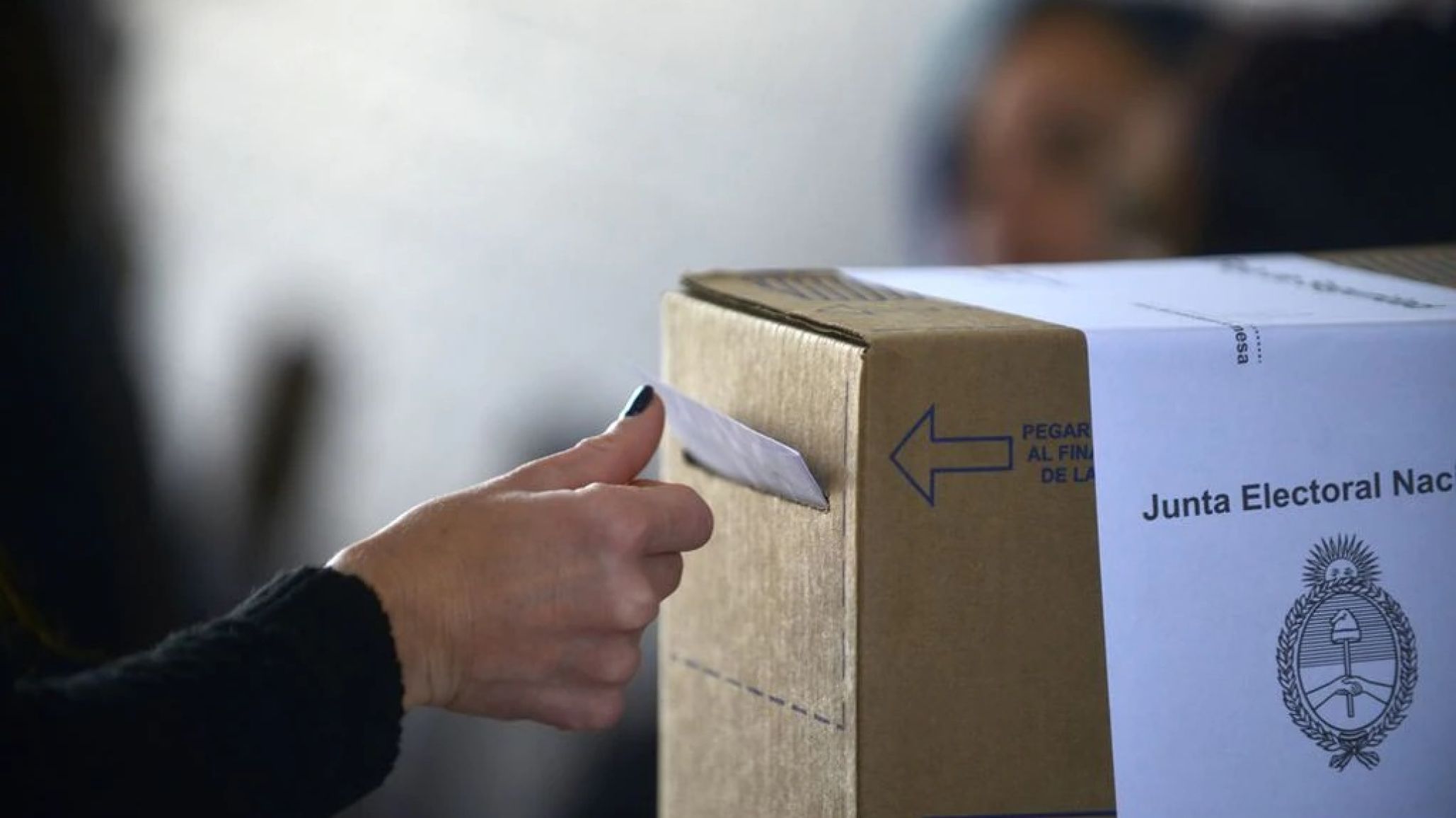 Multas de $77.000 por sacarse fotos con el voto: la Justicia busca evitar presiones políticas