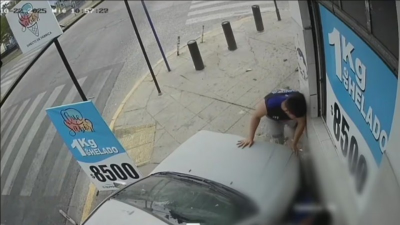 Una madre y sus dos hijos fueron atropellados: el auto se subió a la vereda