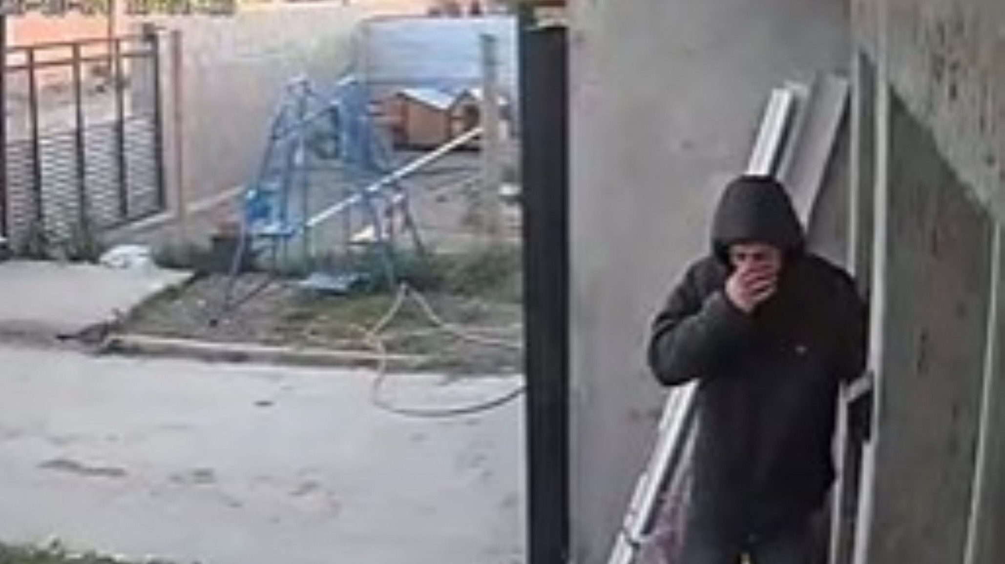 Robo en Standar Norte: un delincuente ingresó a una vivienda a plena luz del día y quedó registrado por las cámaras