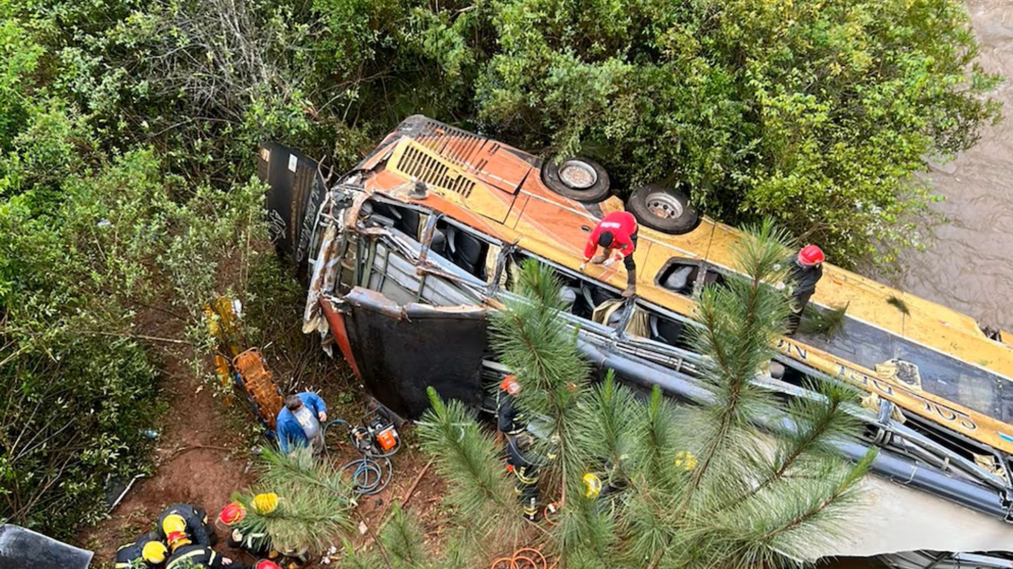 Tragedia en Misiones: un colectivo cayó de un puente a un arroyo y dejó al menos siete muertos