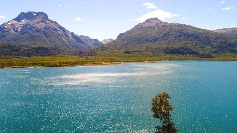 Un adolescente se arrojó al lago Nahuel Huapi para escapar de personas que querían lincharlo por un robo