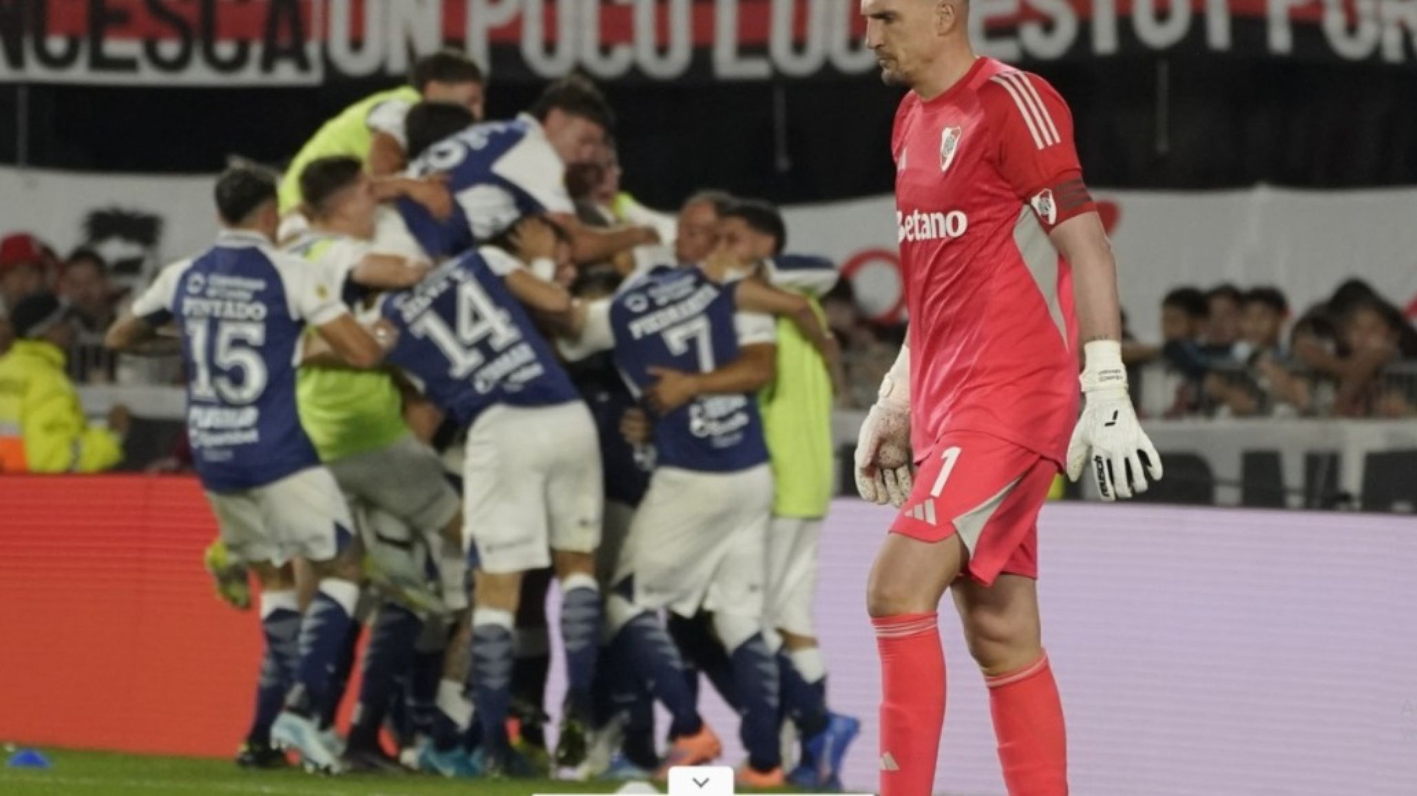 River perdió en su propia cancha: cayó ante Gimnasia y el Monumental estalló