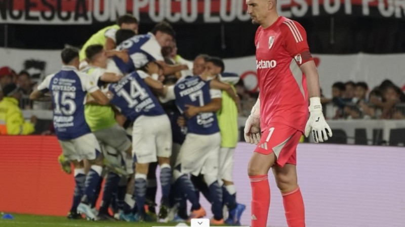 River perdió en su propia cancha: cayó ante Gimnasia y el Monumental estalló