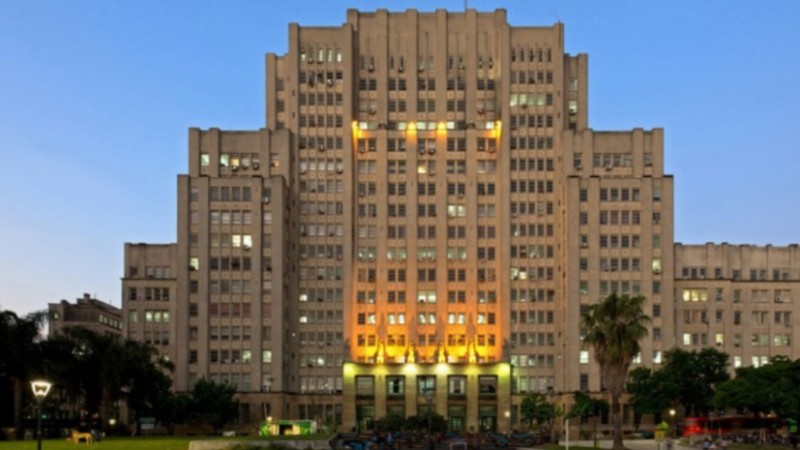 Muerte dudosa en la Facultad de Medicina: investigan la caída de un estudiante del séptimo piso