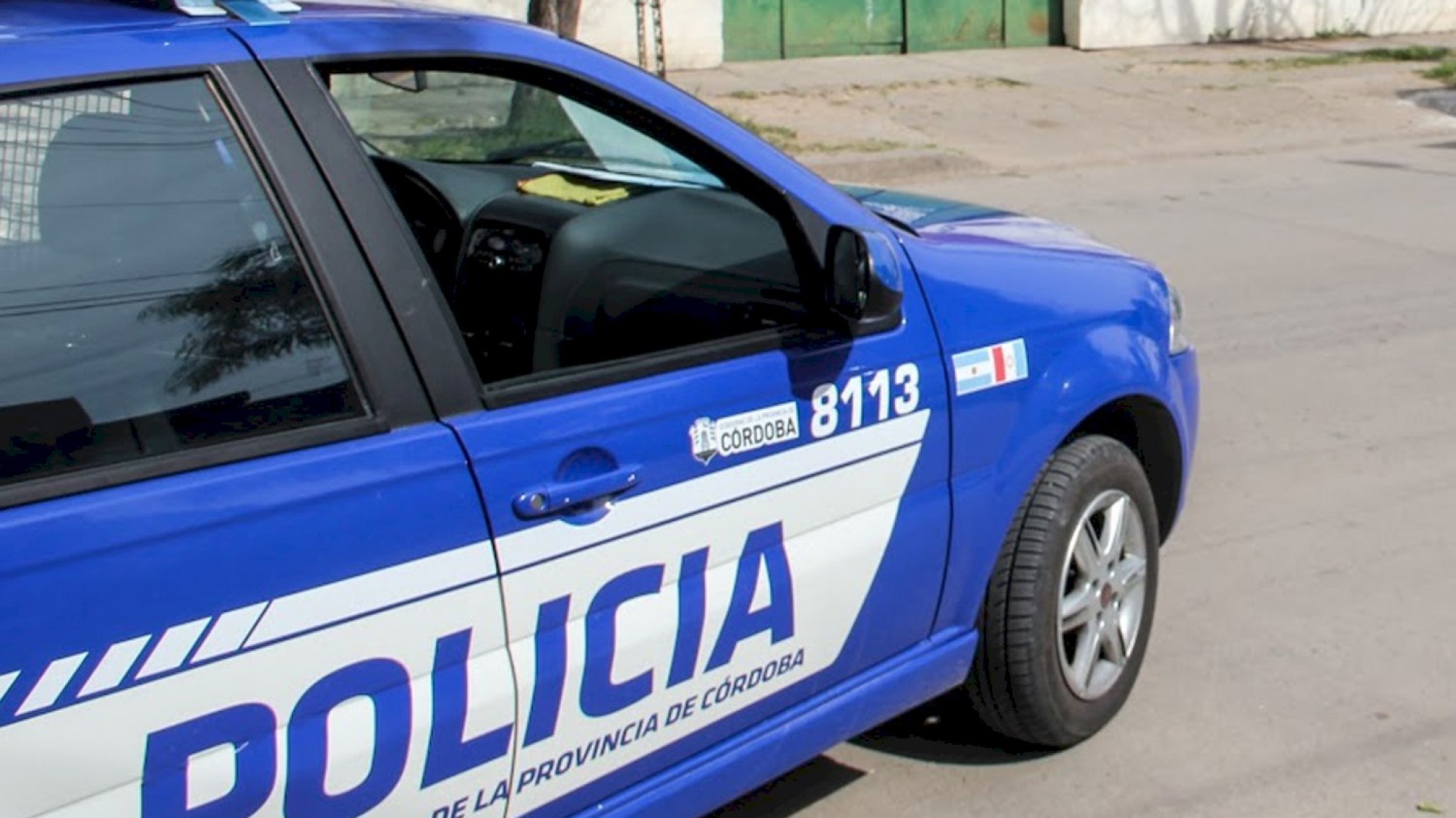 Empujó a un policía desde un techo para evitar su detención