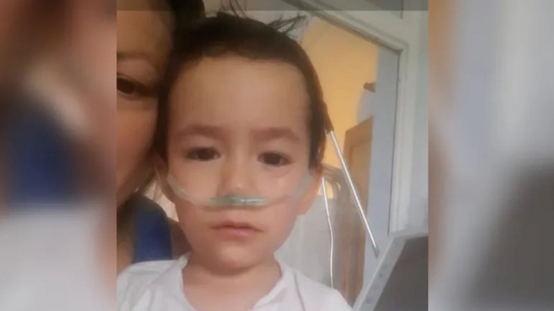 Un bebé de 2 años sobrevivió tras inhalar alcohol puro por error médico