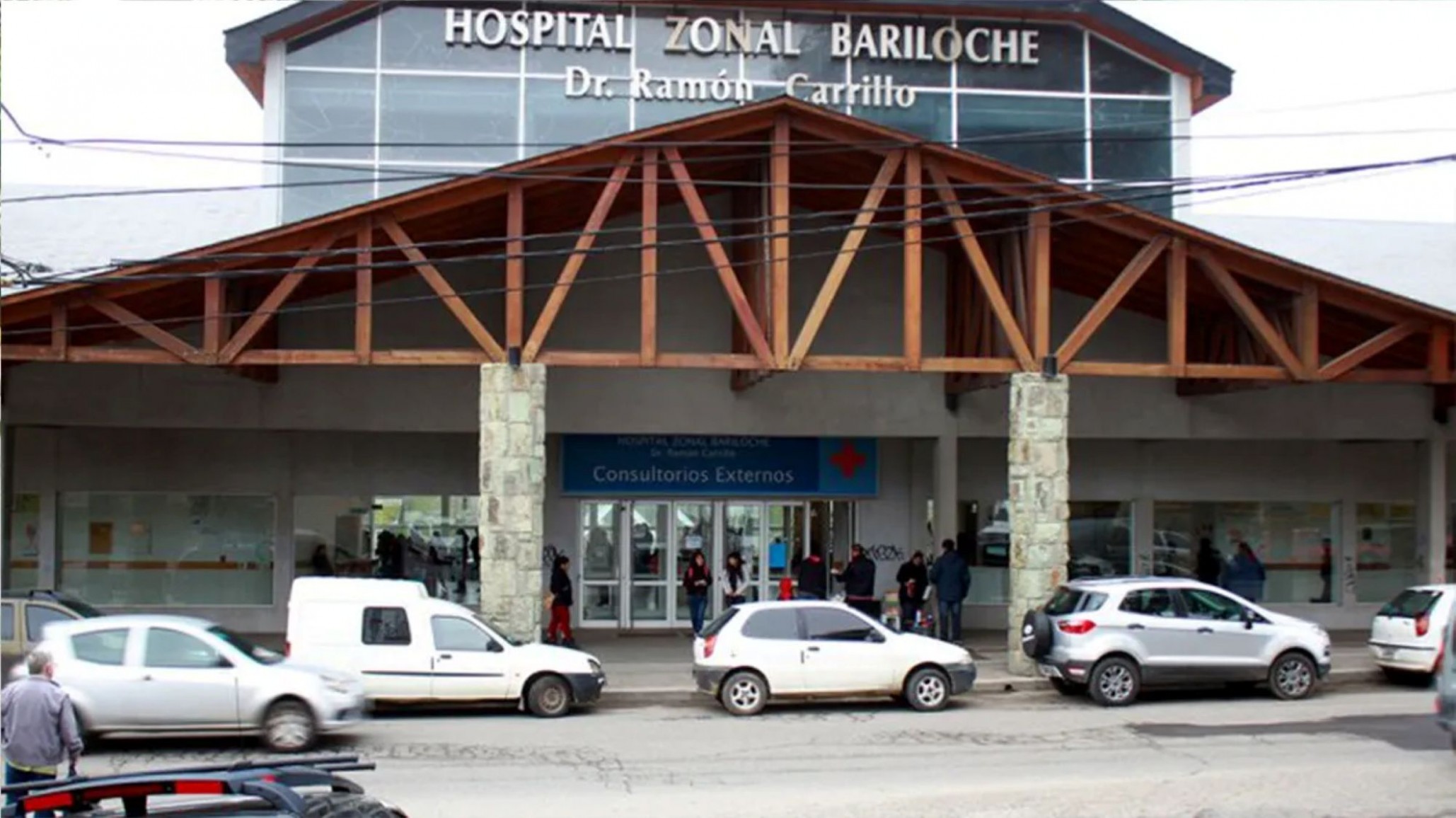 La joven que fue hallada tras estar 40 horas a orillas del Nahuel Huapi se encuentra en grave estado