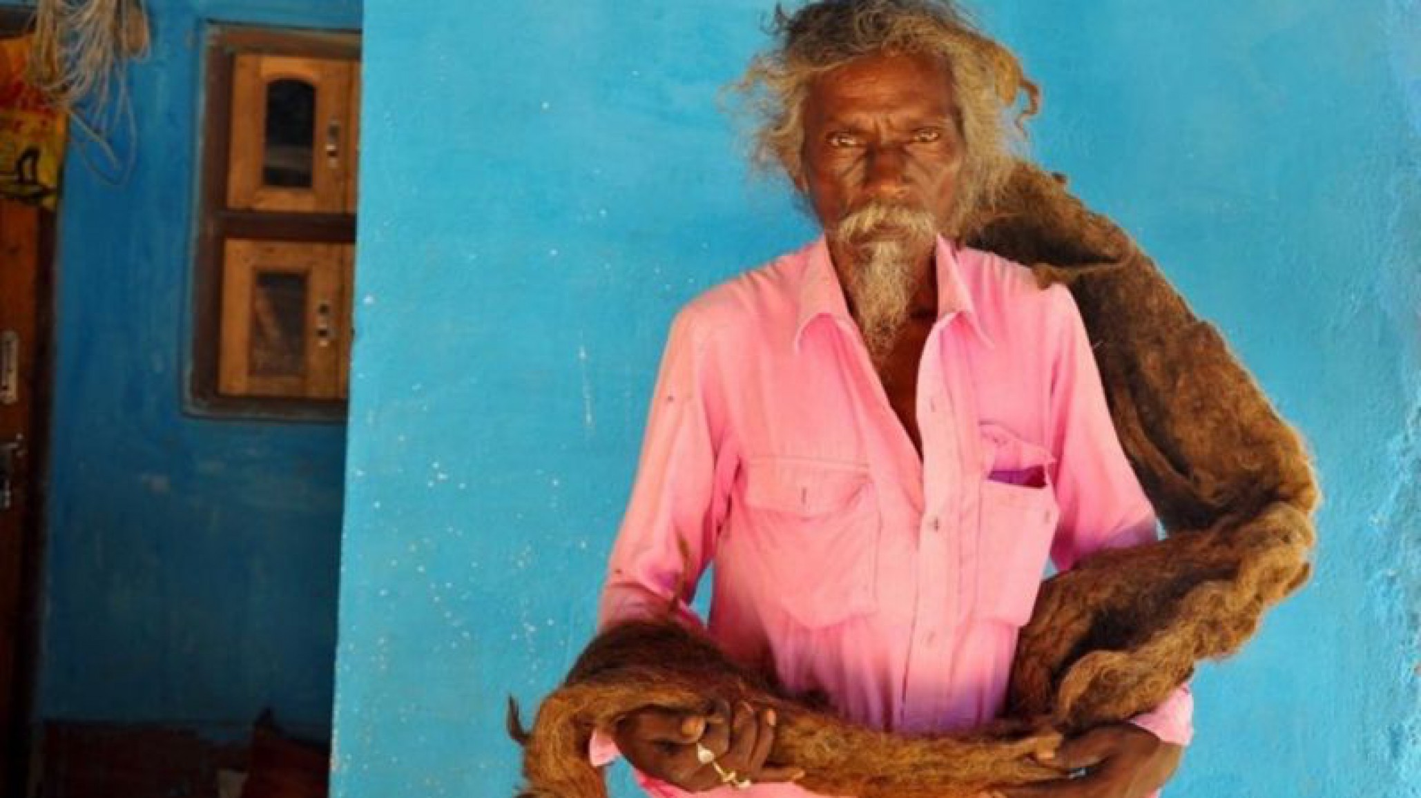 Lleva 40 años sin lavarse el pelo por “una bendición de Dios”