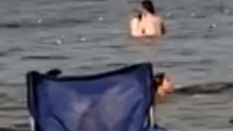 Tuvieron sexo en un lago y acabaron escrachados por un turista que los filmó