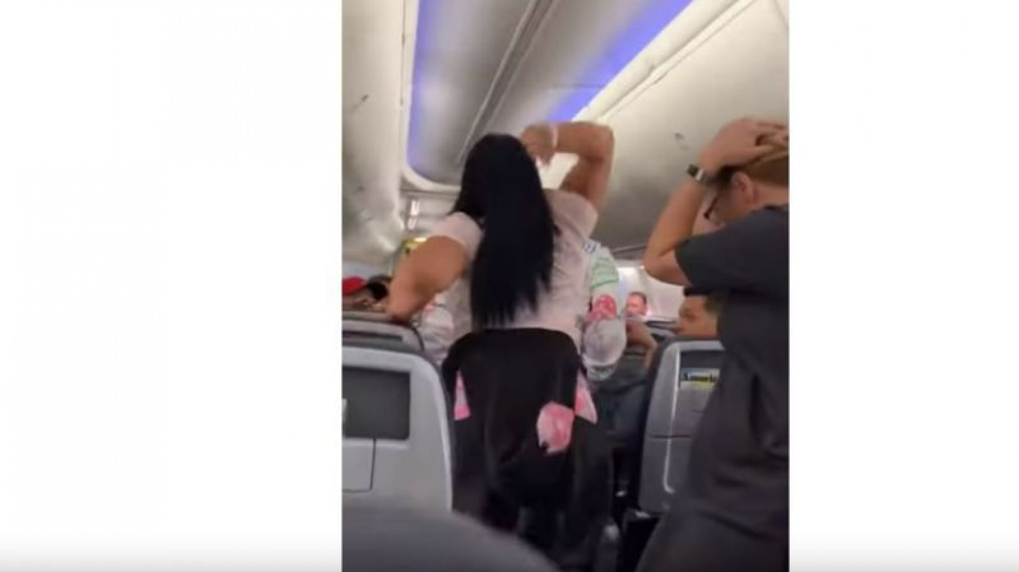 Le dio una paliza arriba del avión: la mujer pensó que su novio le estaba siendo infiel