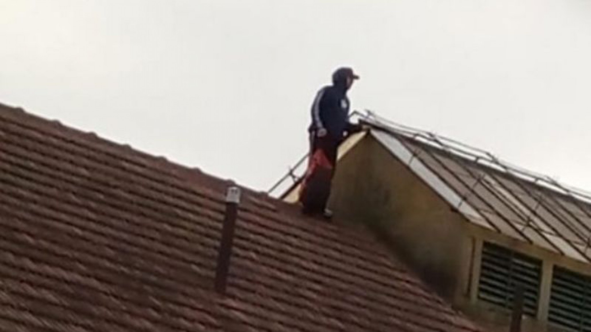 Un interno hizo un pedido desde el techo de la cárcel