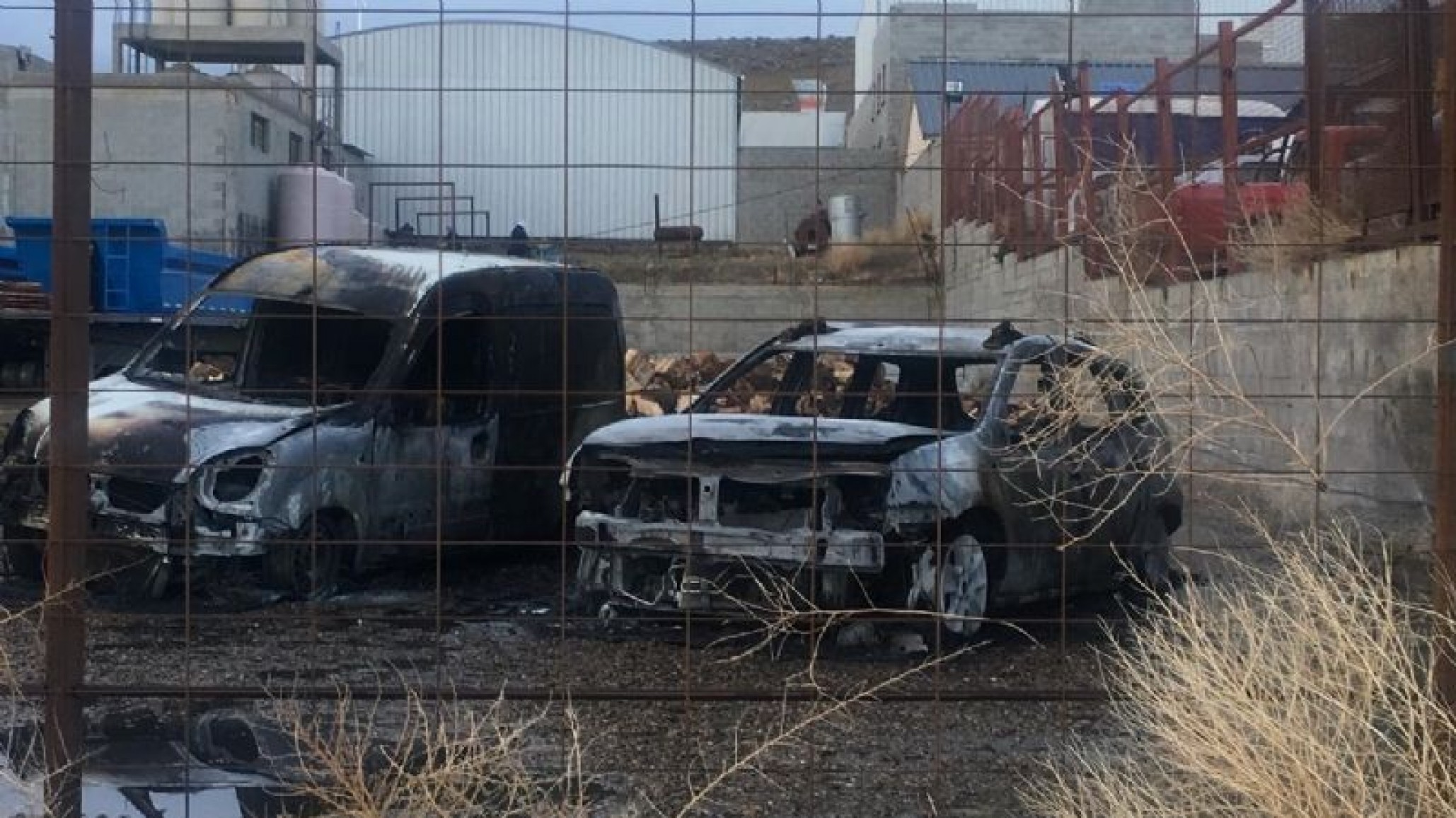 Así quedaron los vehículos que le incendiaron a Julio, el precandidato a Intendente