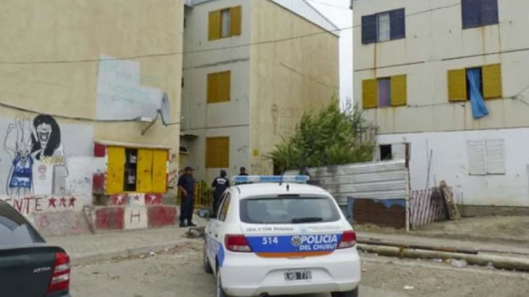 Un joven y adolescente fueron detenidos por querer robarle el arma a un policía