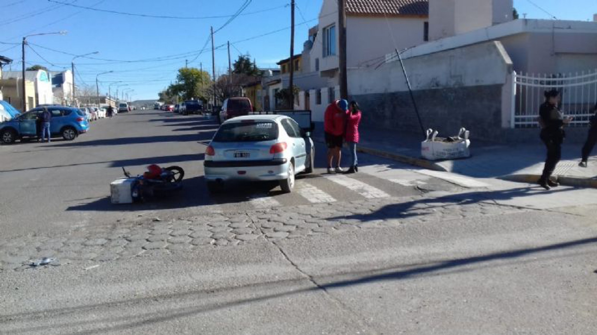 Choque: entre un auto y una moto un sólo herido
