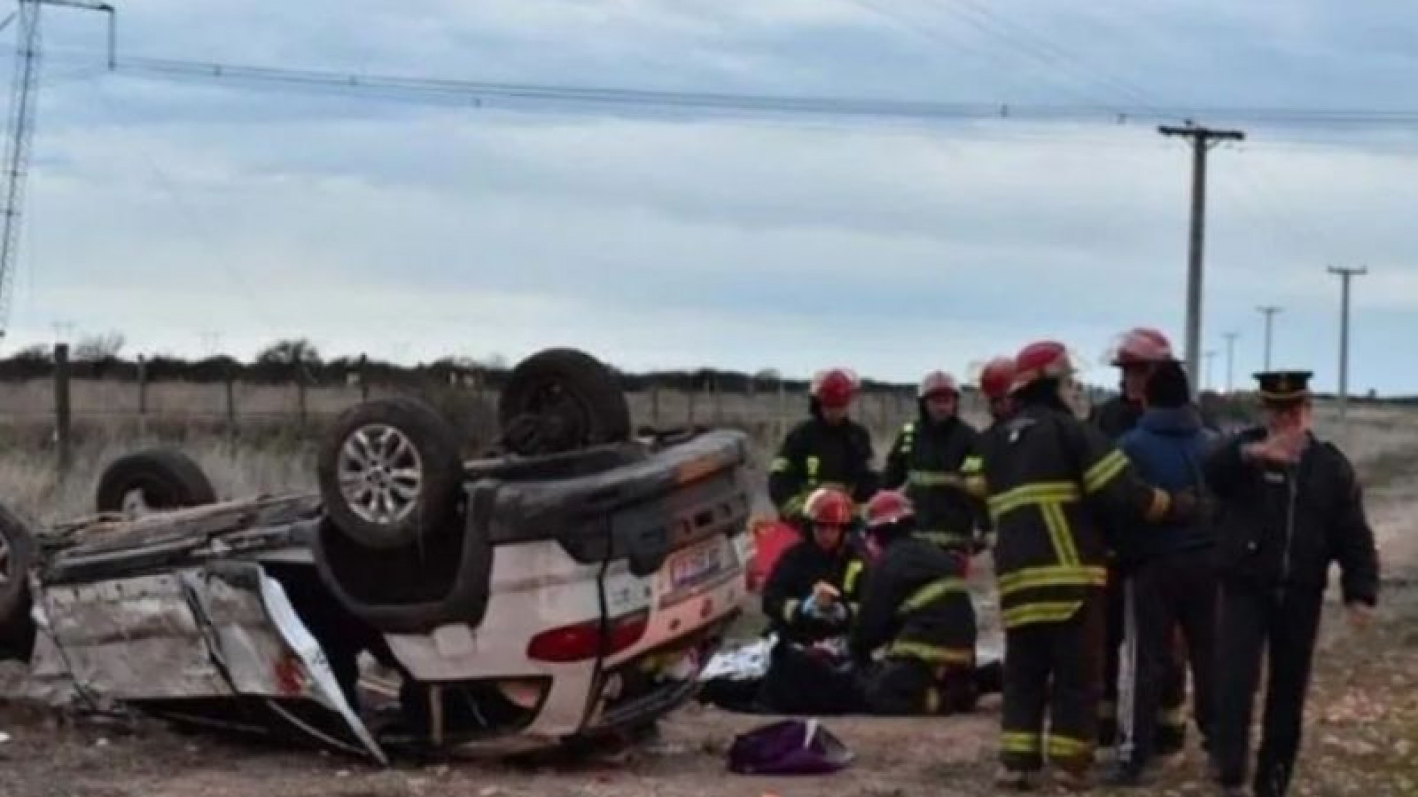 Volvían de vacaciones junto a su nieta: volcaron y la menor murió