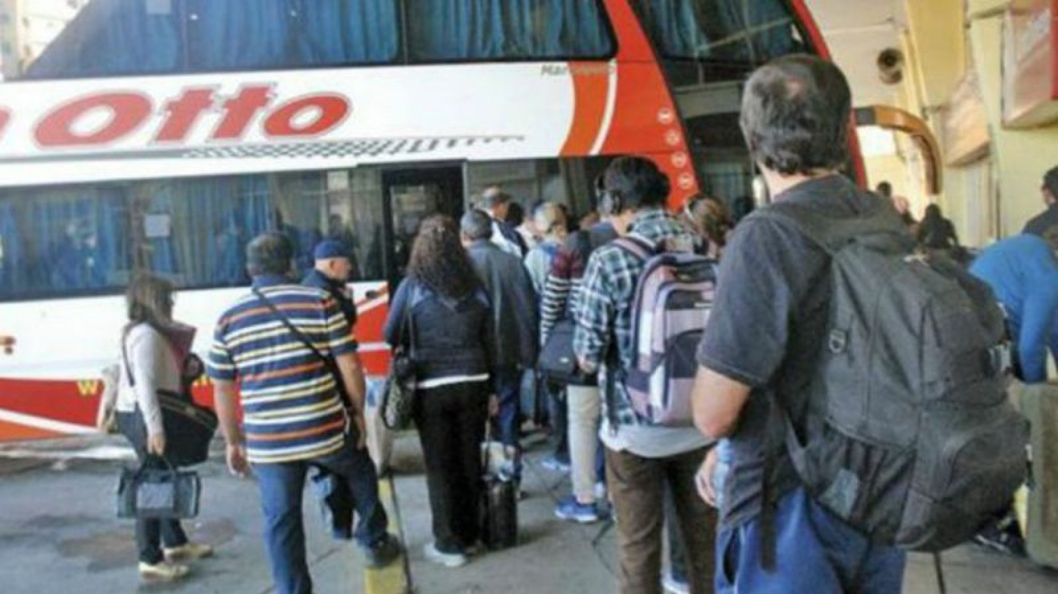 Pasajeros molestos por las demoras de un colectivo que quedó varado en Gobernador Costa