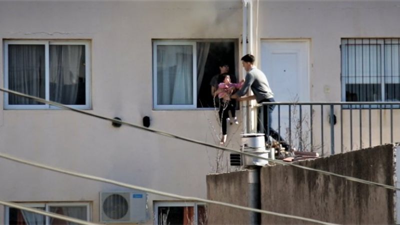 Un joven rescató a una mujer y su bebé de un incendio