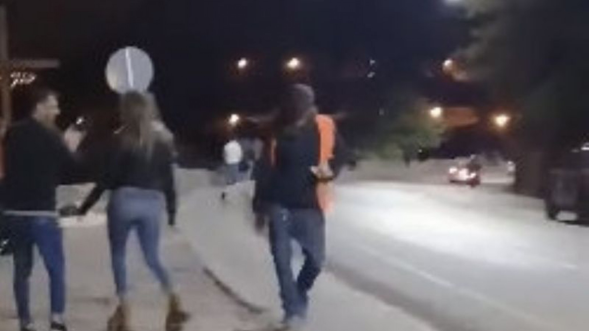 Es viral el video de un cuidador de autos, mirá lo que hacía a la madrugada