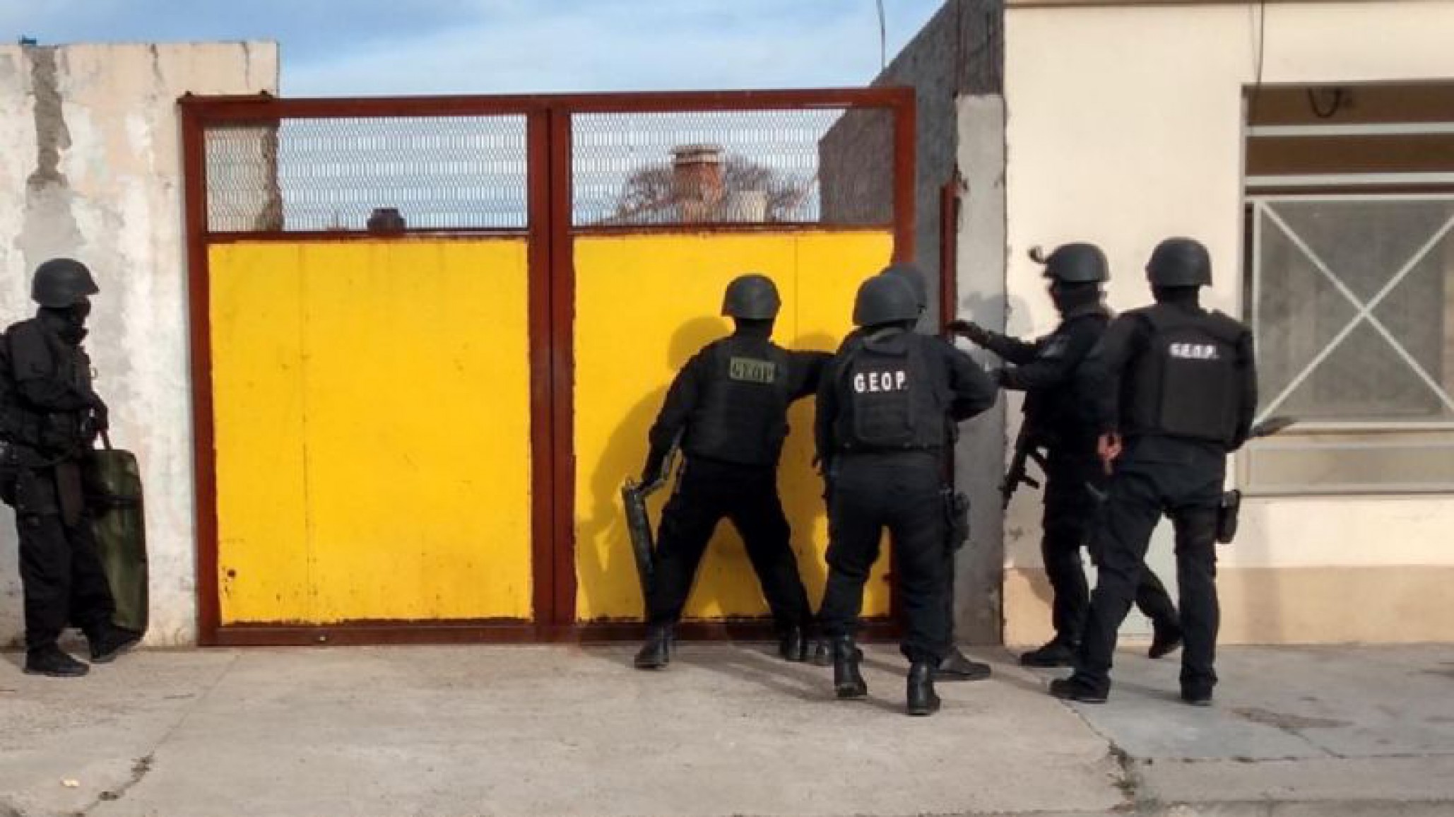 Ataque a un joven con arma de fuego: detuvieron a un cómplice y siguen buscando al autor del hecho