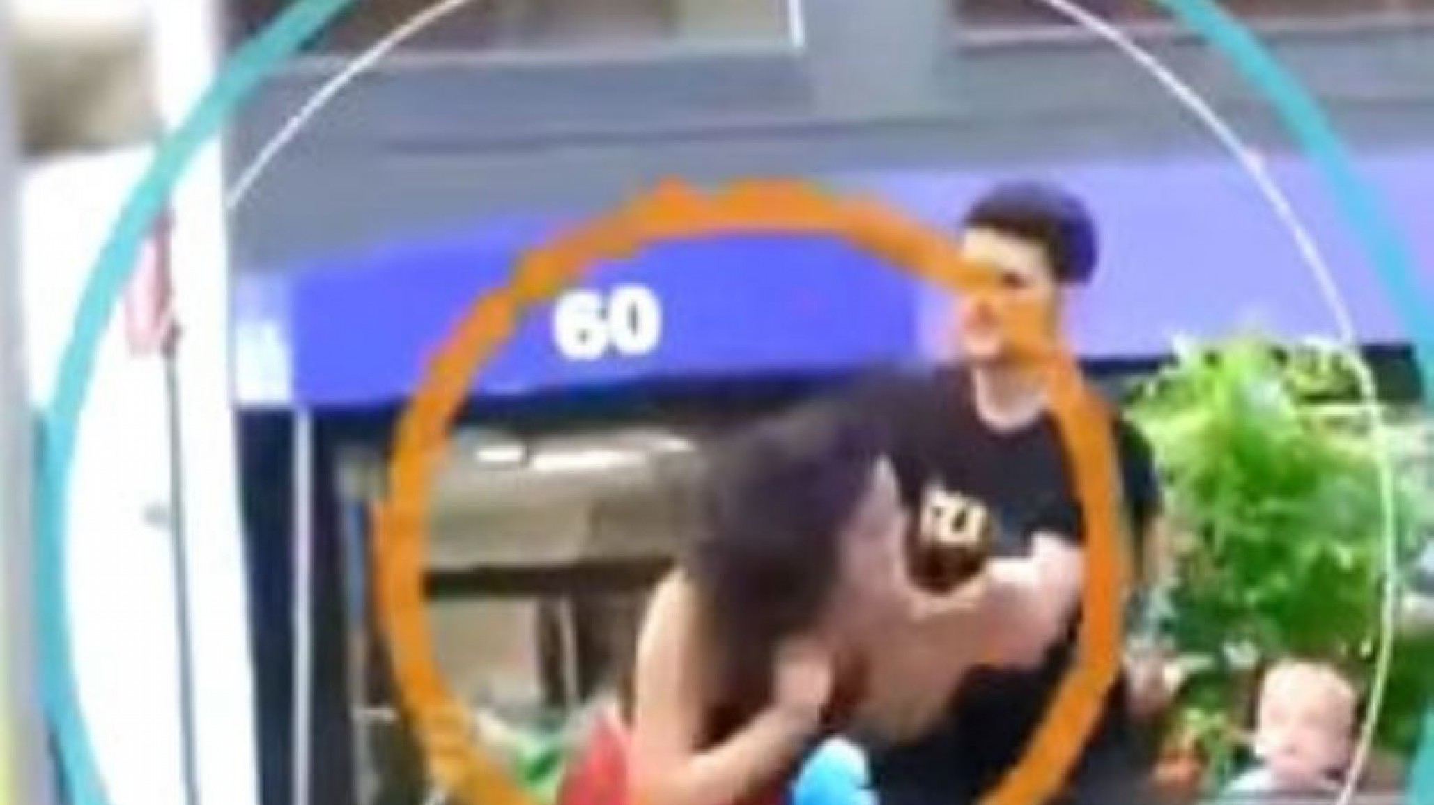 Una pareja salió por separado a divertirse y al regreso hubo un escándalo con golpes incluídos