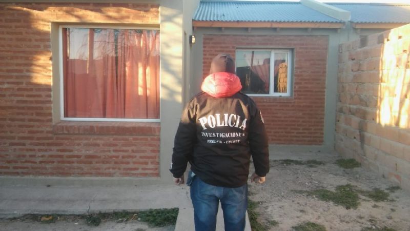 Realizaron 3 allanamientos para obtener datos sobre el hombre que baleó a un joven en la pierna