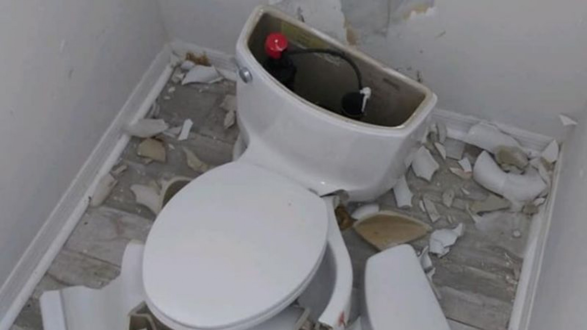 Le explotó el inodoro al caer un rayo en su casa