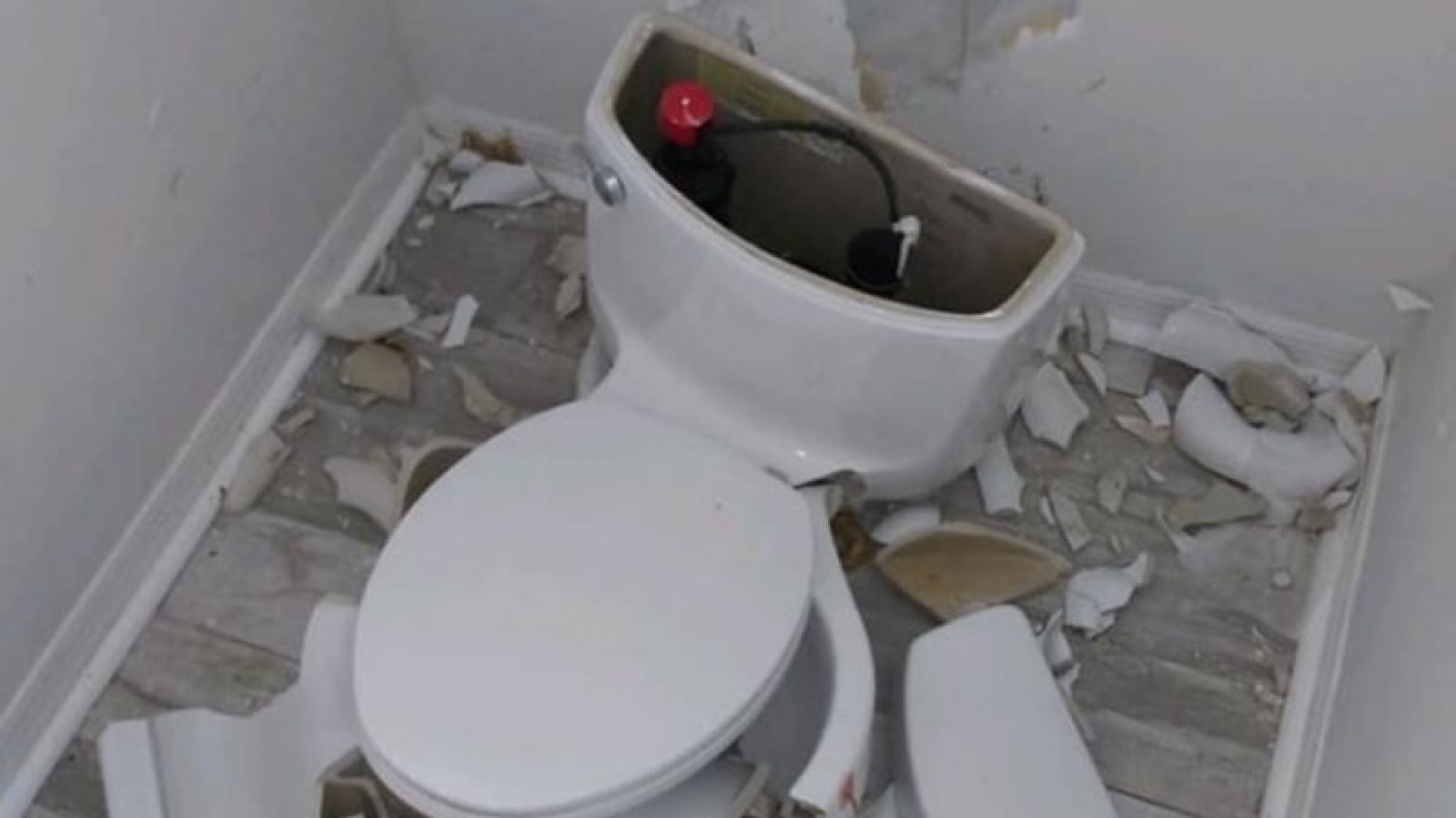 Le explotó el inodoro al caer un rayo en su casa