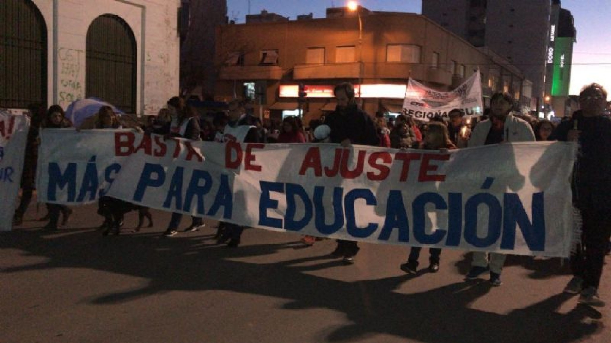 Multitudinaria marcha de las antorchas, previa a la movilización de mañana a Rawson