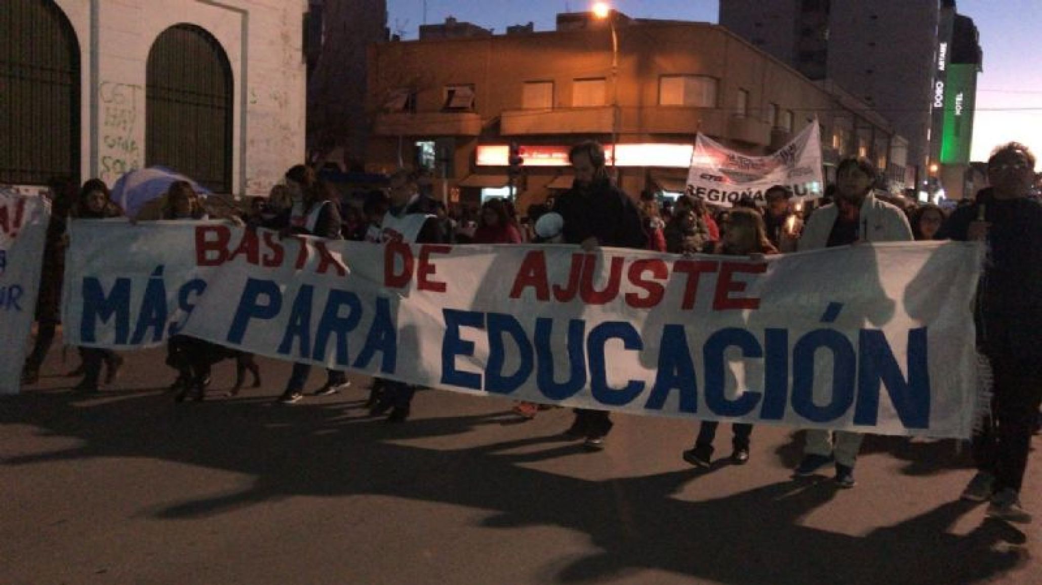 Multitudinaria marcha de las antorchas, previa a la movilización de mañana a Rawson
