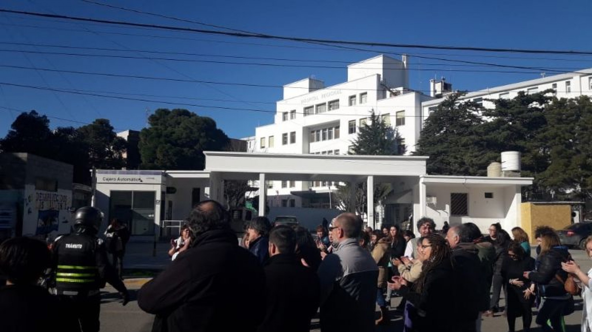 Ahora trabajadores de la salud se manifiestan en las puertas del Hospital Regional