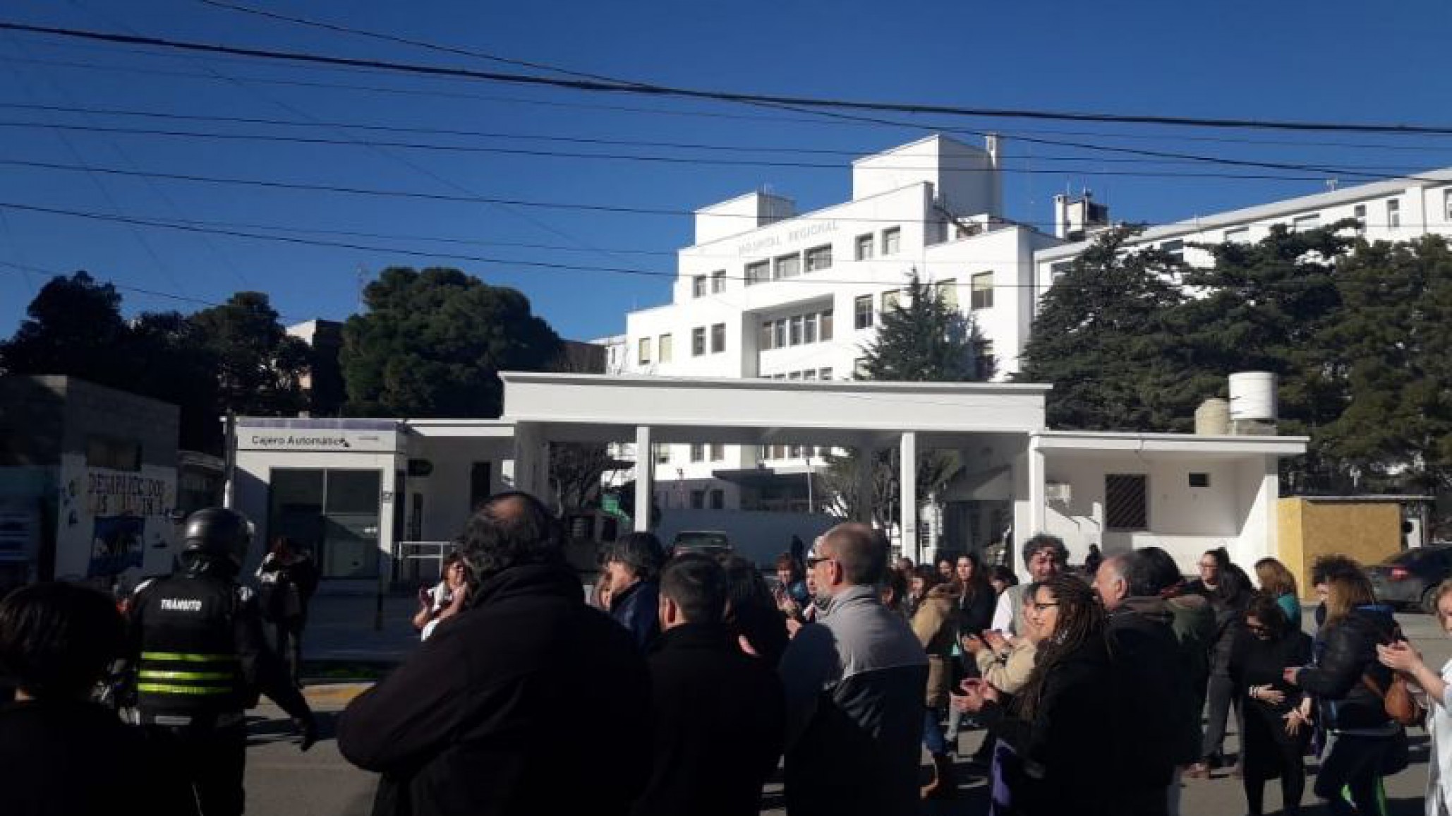 Ahora trabajadores de la salud se manifiestan en las puertas del Hospital Regional